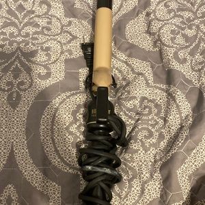 hot tools curling iron it’s never been used ! It’s in Amazing quality!